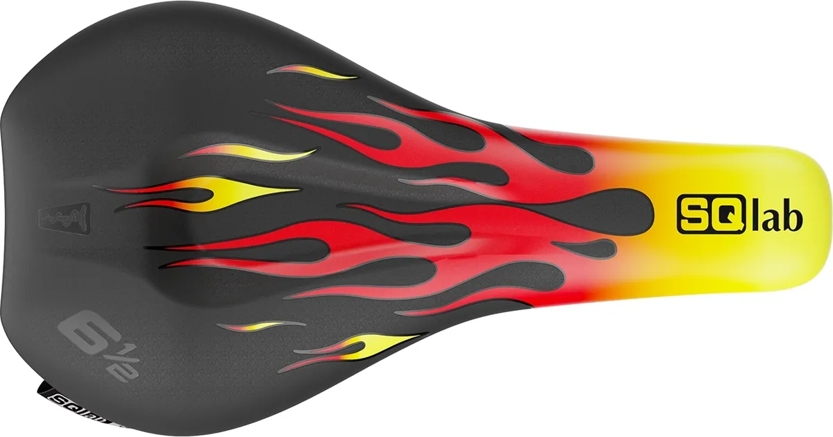 SQlab Sattel 6 1/2 Ergowave Flames CrMo — Zwart/rood/geel, maat 11 cm