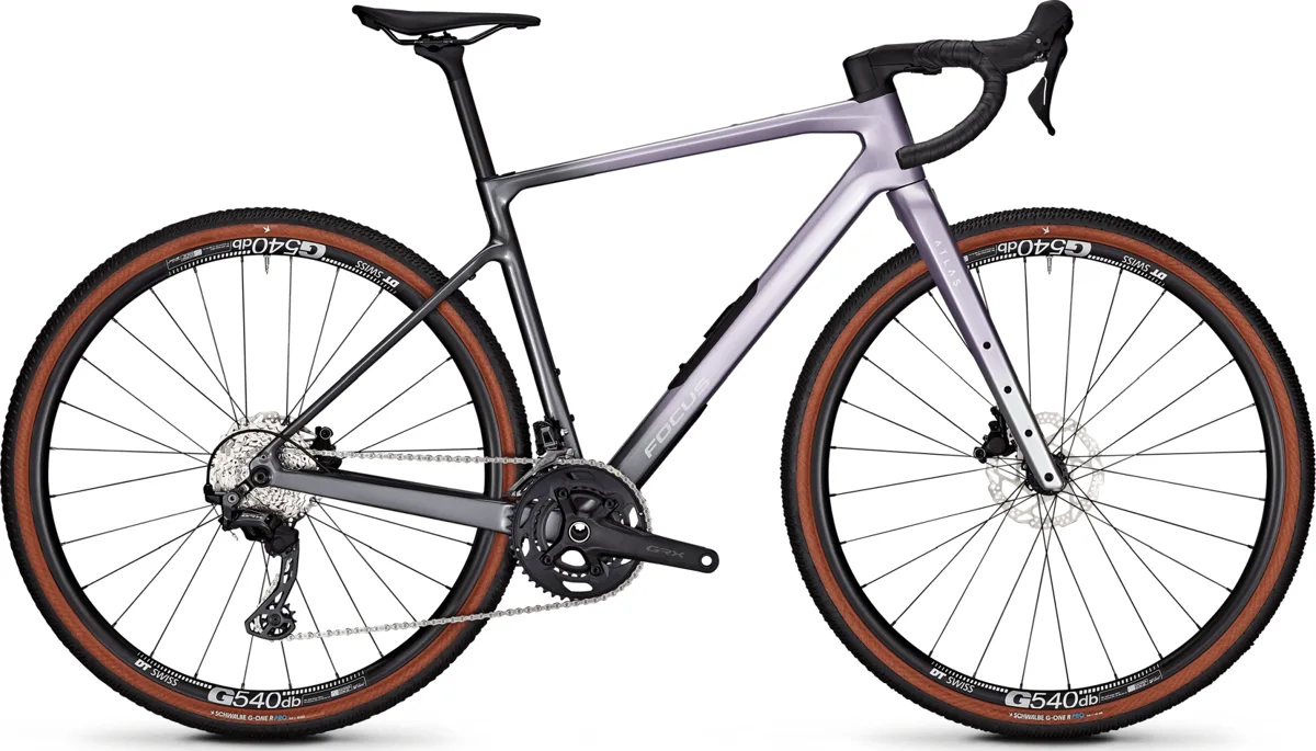 Focus Atlas 8.7 — Lavender / Steelgrey, maat L / 57 cm