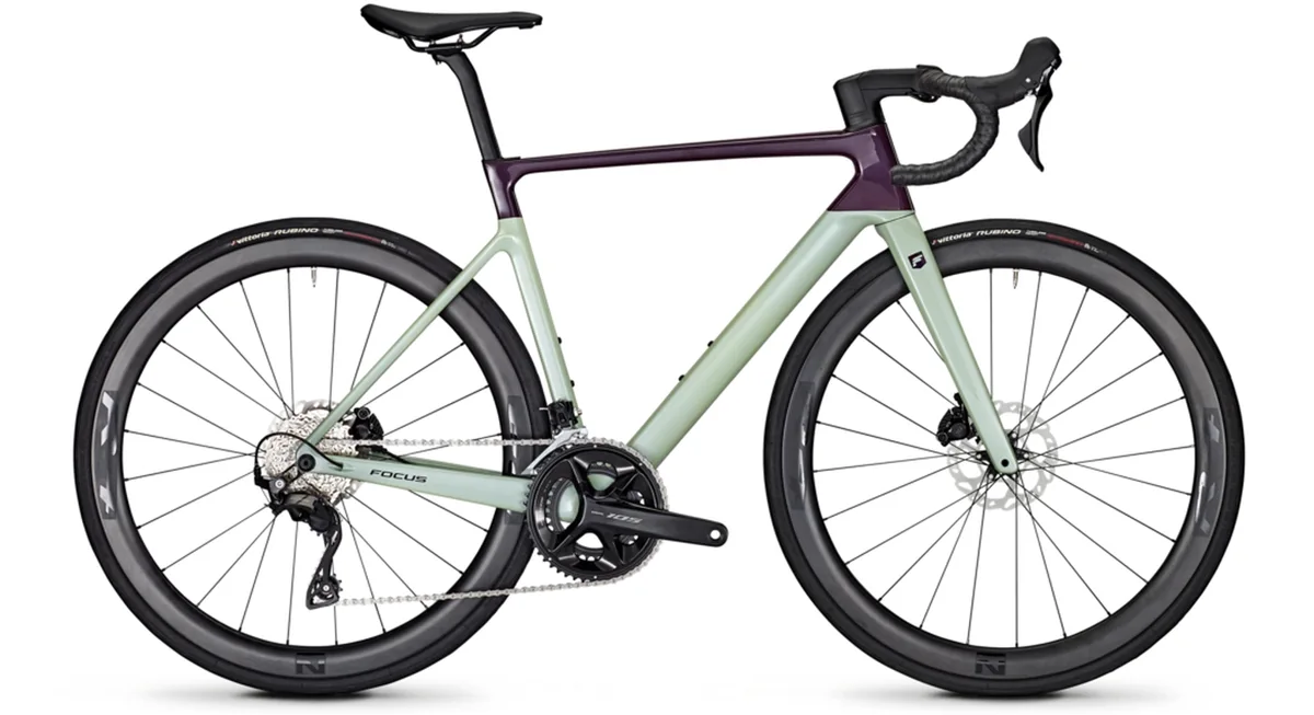 Focus Izalco Max 8.8 — Darkviolet glossy / Skygrey glossy, maat L