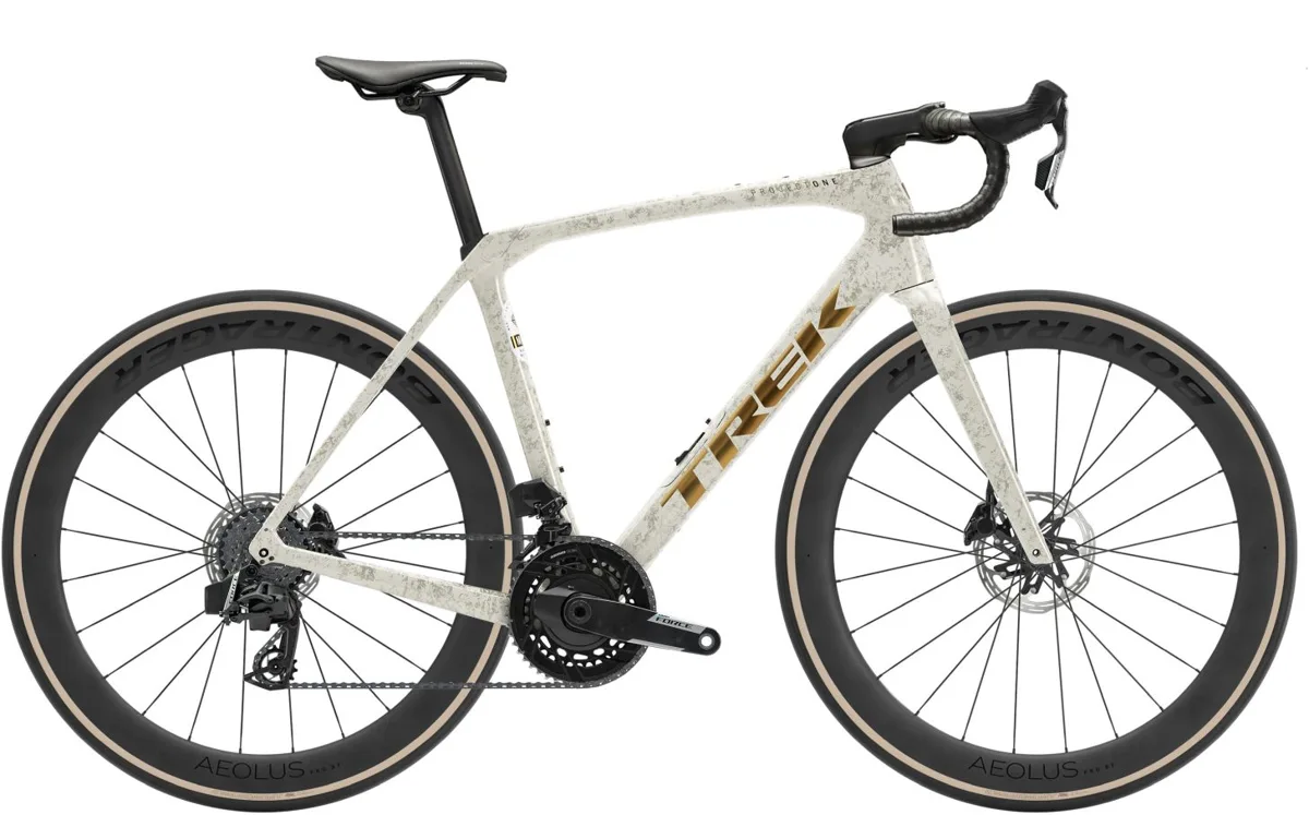 Trek Domane SLR 7 AXS Gen 4 — Era White/Supernova Marble, maat 56 cm