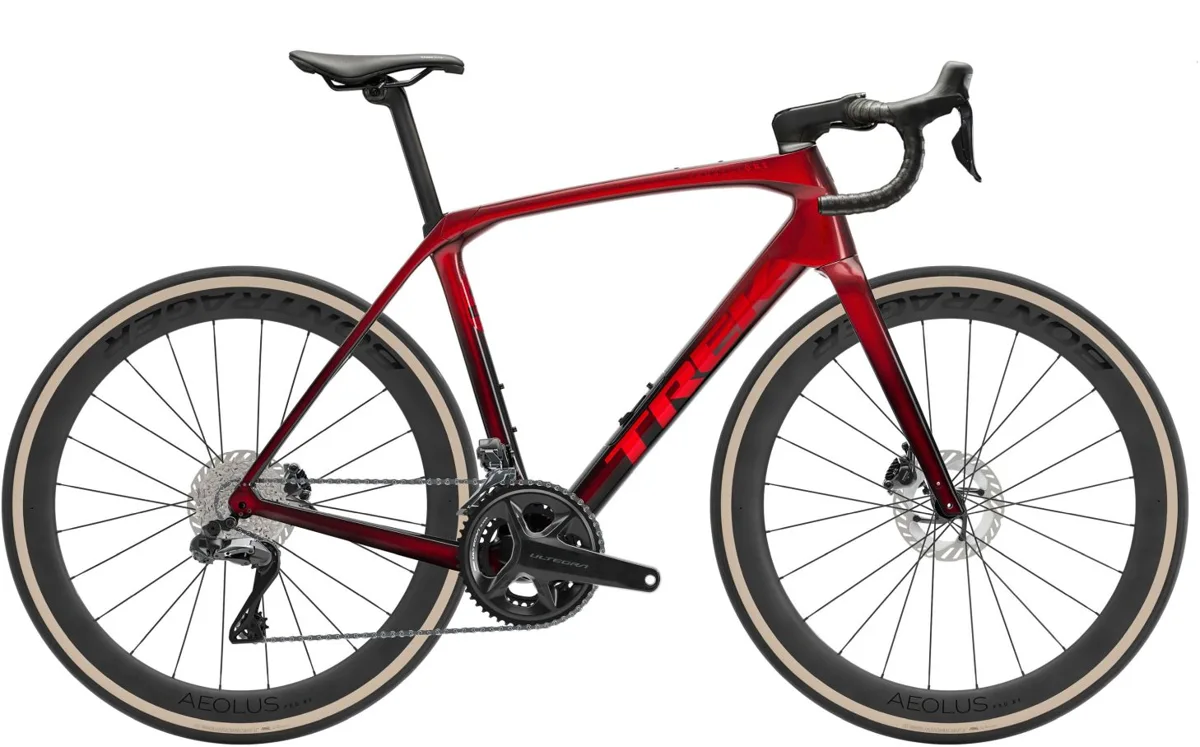 Trek Domane SLR 7 Gen 4 — Metallic Red Smoke To Red Carbon Smoke, maat 58 cm